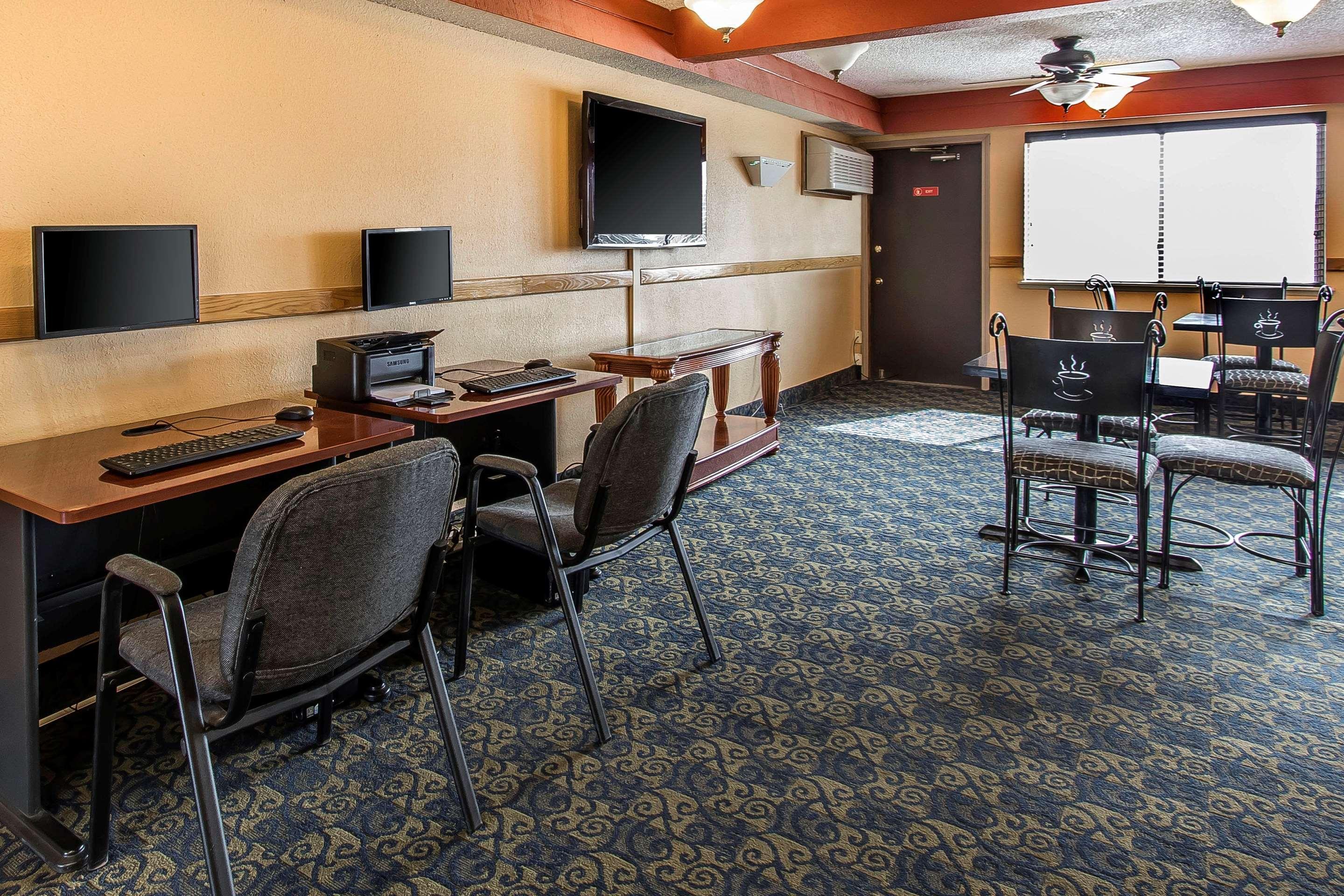 Econo Lodge Inn & Suites Clinton Exterior photo